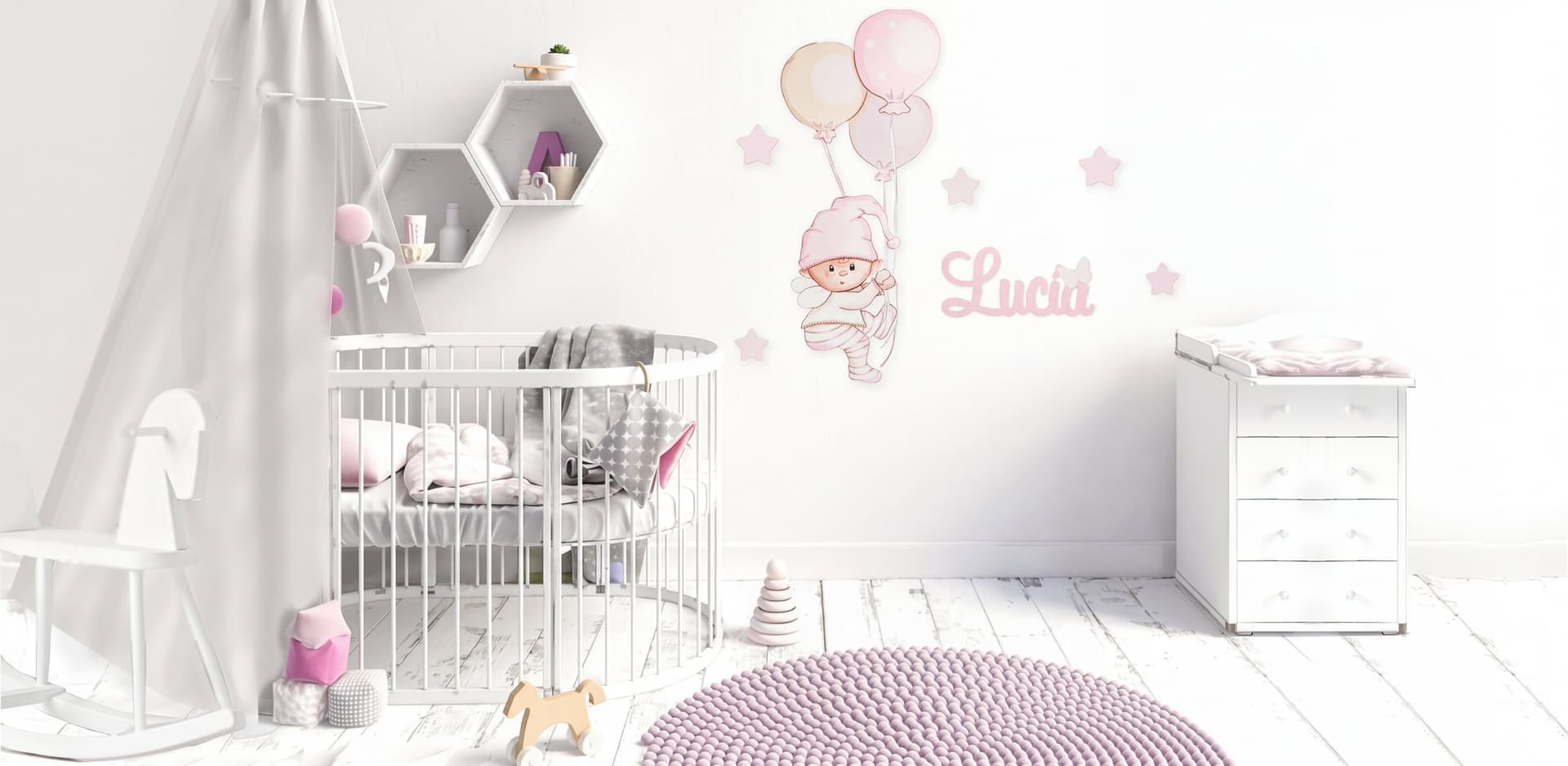 Nombre Lucía en letras de madera rosas junto a un duende con globos en una habitación infantil