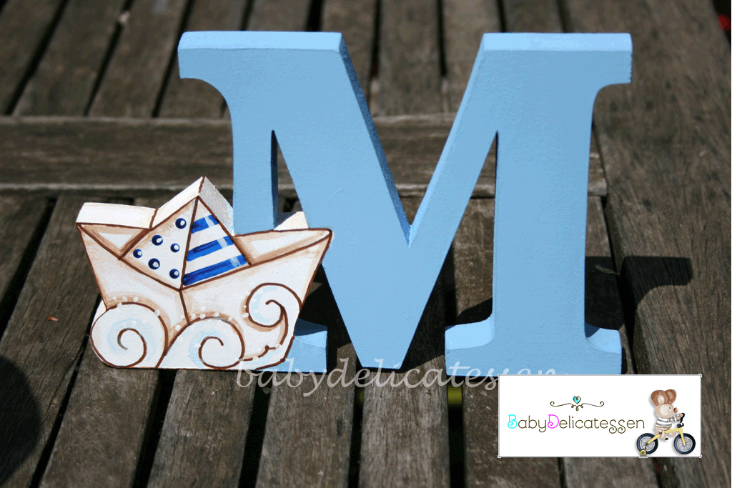 Inicial de madera con dibujito de barco de papel 15 cm. de altura