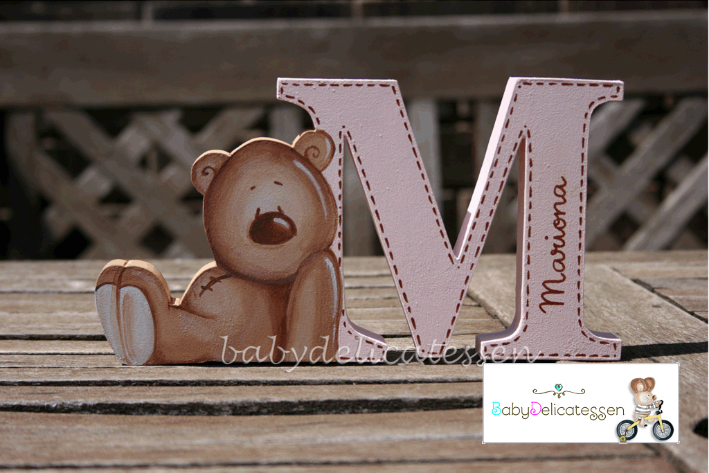 Inicial de madera con dibujito de oso personalizada. 15 cm. de altura