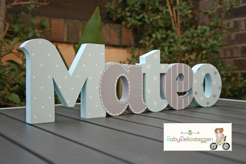 letras de madera apoyar babydelicatessen