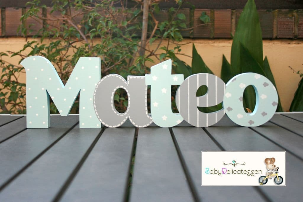 nombre decorado en madera para apoyar babydelicatessen