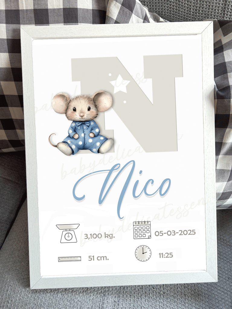 Lámina de nacimiento con inicial y ratón