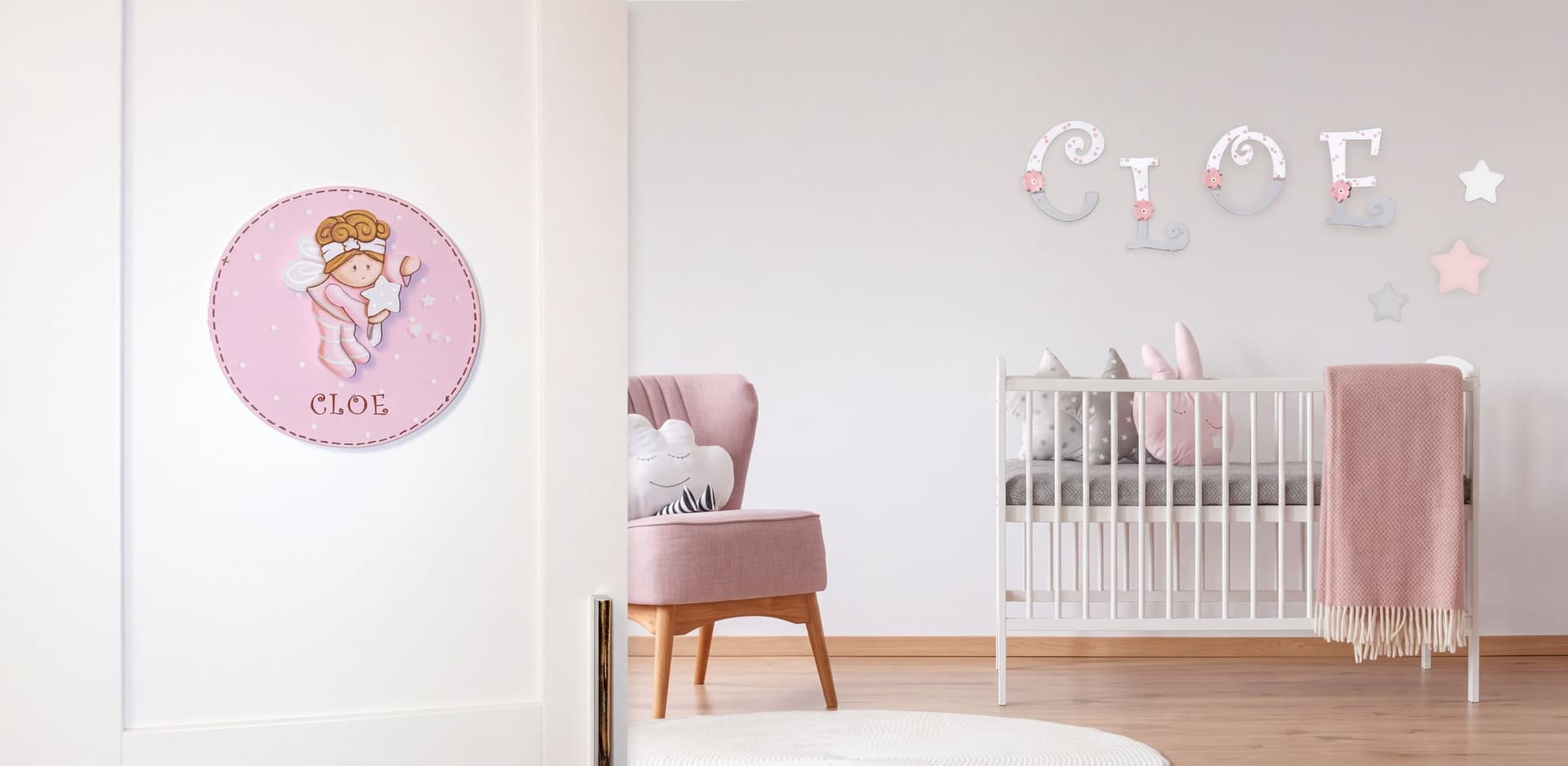 Placa de puerta redonda con un hada y el nombre Cloe en la puerta de una habitación infantil