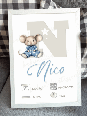 Lámina de nacimiento con inicial y ratón